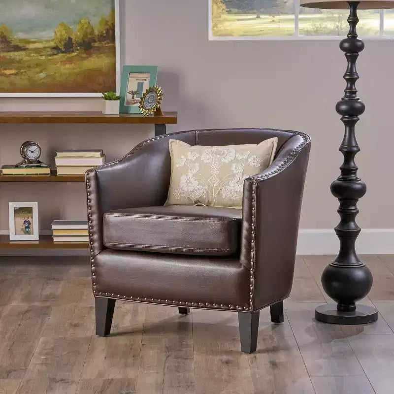 Poltrona Hawthorne Contemporary imbottita con borchie