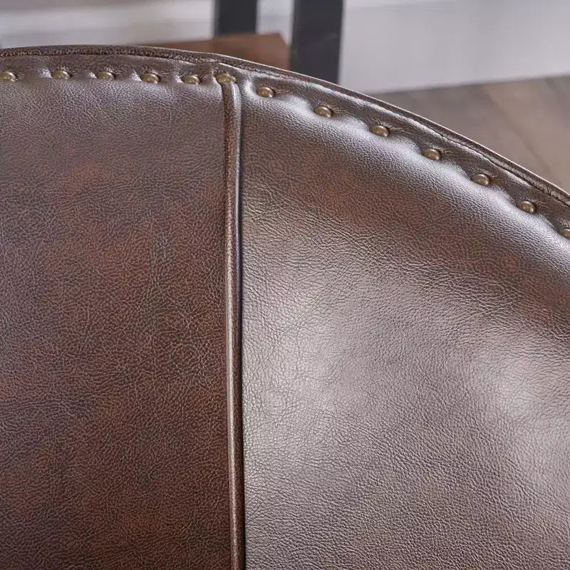 Poltrona Hawthorne Contemporary imbottita con borchie