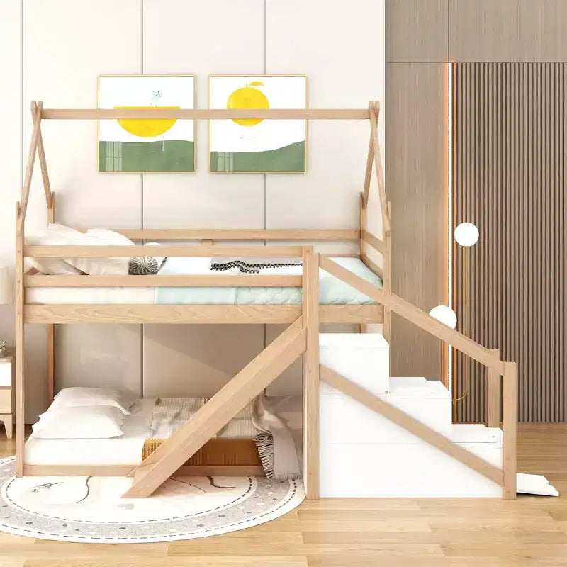 Letto a castello a forma di casetta con due letti singoli, scivolo e scaletta