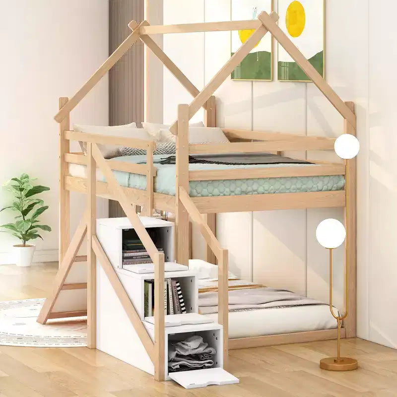 Letto a castello a forma di casetta con due letti singoli, scivolo e scaletta