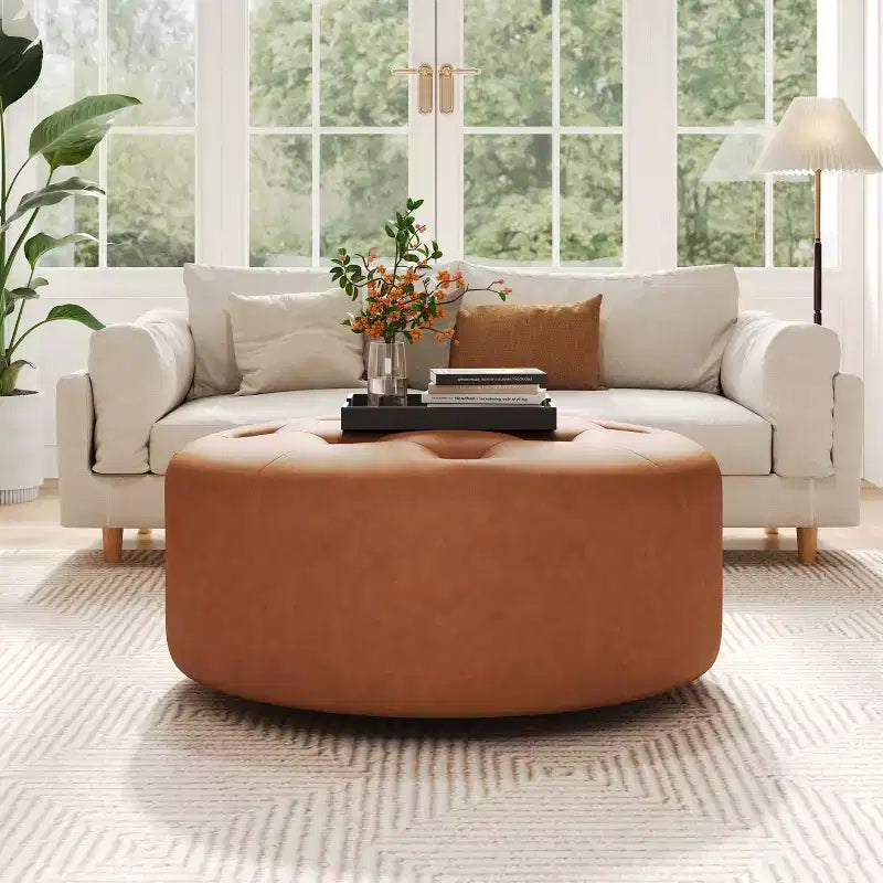 Pouf rotondo moderno in similpelle trapuntata Rafael, marrone chiaro