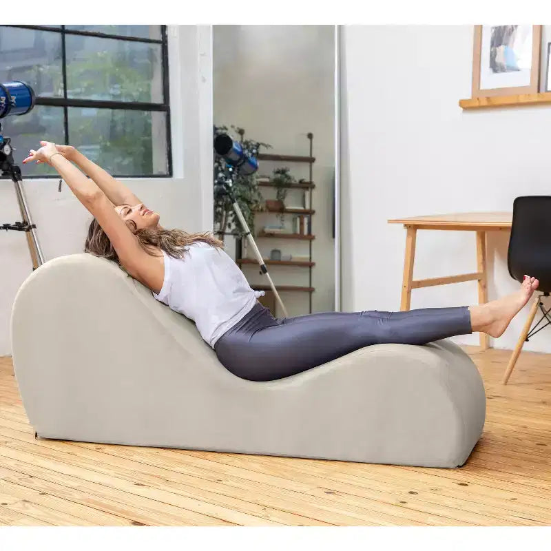 Avana Chaise Longue Elegante per Yoga - Prodotto negli USA - Ottima per Stretching, Rilassamento, Esercizi e Altro, 60P x 18L x 26A pollici, Grigio Chiaro