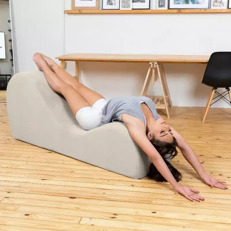 Avana Chaise Longue Elegante per Yoga - Prodotto negli USA - Ottima per Stretching, Rilassamento, Esercizi e Altro, 60P x 18L x 26A pollici, Grigio Chiaro
