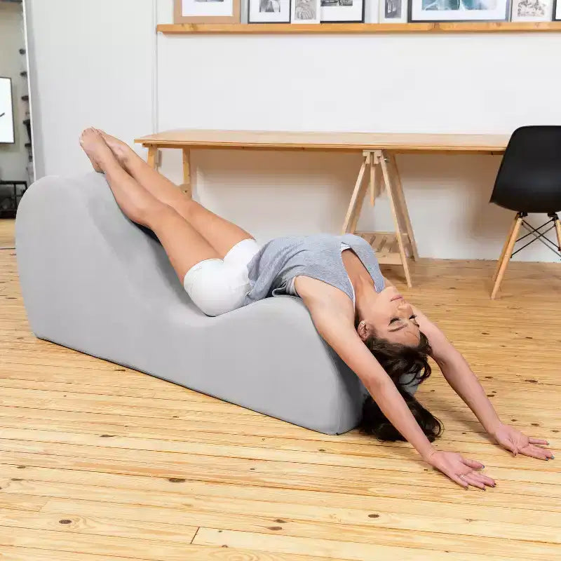 Avana Chaise Longue Elegante per Yoga - Prodotto negli USA - Ottima per Stretching, Rilassamento, Esercizi e Altro, 60P x 18L x 26A pollici, Grigio Chiaro