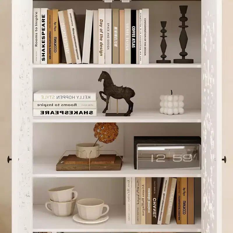 Famapy Libreria Bianca con Estetica Classica: Ante Intagliate a Rilievo & Contenitori Versatili