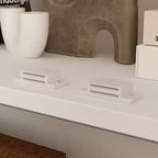 Famapy Libreria Bianca con Estetica Classica: Ante Intagliate a Rilievo & Contenitori Versatili