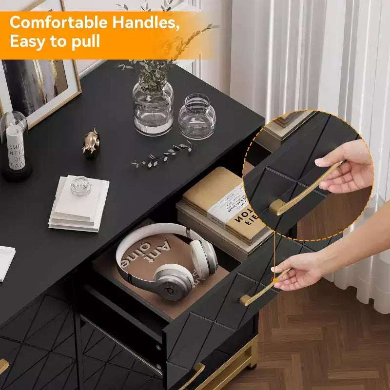 Cassettiera Nera in MDF+PB+Ferro, 8 Cassetti Grandi, Pannello con Motivo Triangolare, Antipolvere e Resistente all'Usura, Adatta a Diversi Scenari