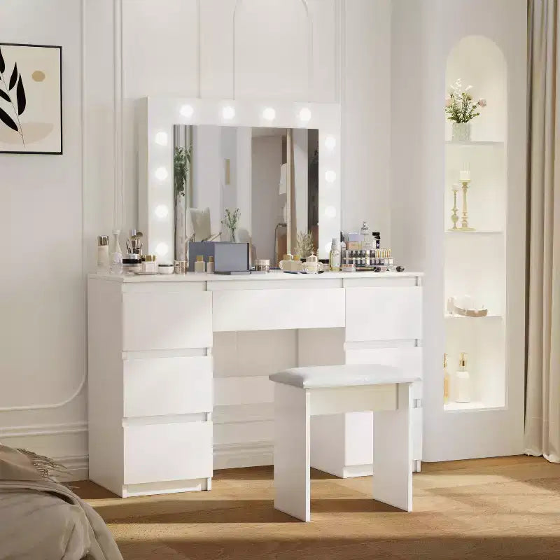 Coiffeuse contemporaine Okak avec miroir, coiffeuse de maquillage avec LED réglable, table de maquillage avec 7 tiroirs pour chambre à coucher