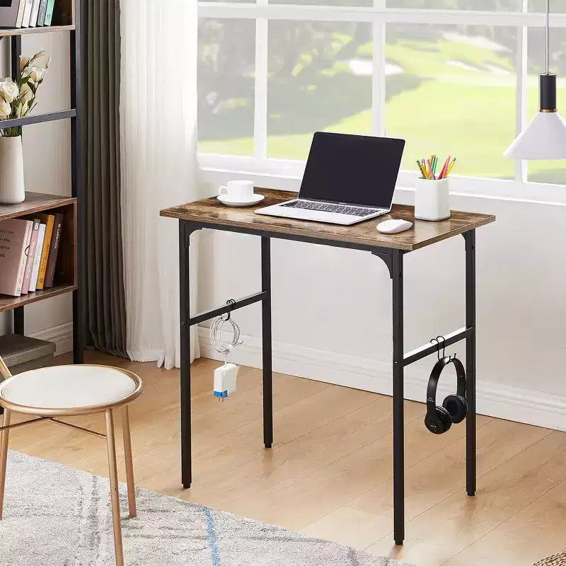 VECELO Petit bureau informatique 81/109 cm, bureau d'écriture avec crochets, bureau de travail avec pieds réglables pour petits espaces, marron