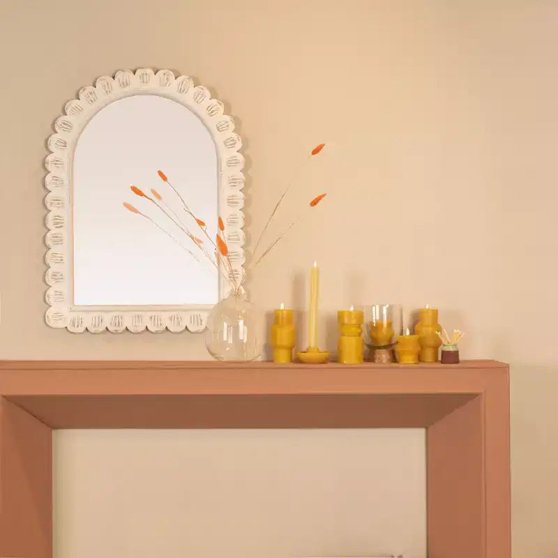 Miroir mural en bois avec motif festonné arqué, blanc
