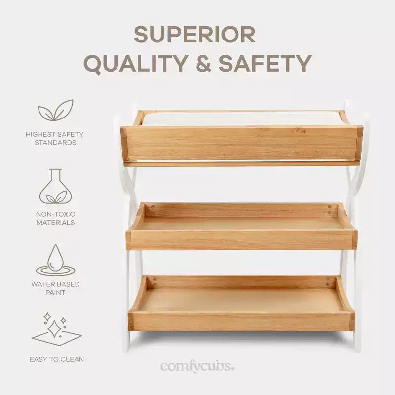 Fasciatoio Comfy Cubs – Robusta struttura in legno, look intramontabile con due ripiani aperti per gli accessori essenziali del neonato