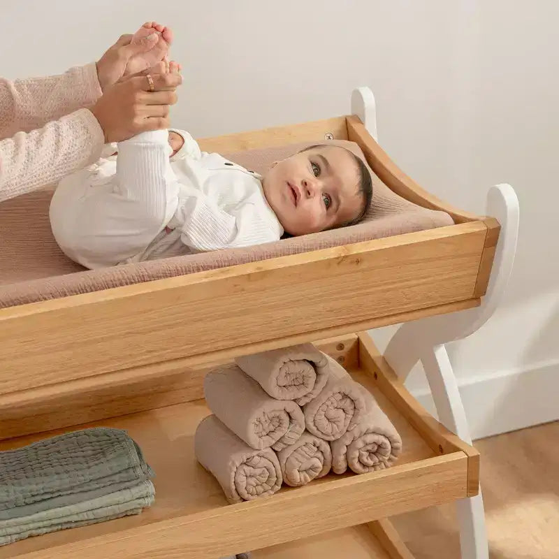 Fasciatoio Comfy Cubs – Robusta struttura in legno, look intramontabile con due ripiani aperti per gli accessori essenziali del neonato