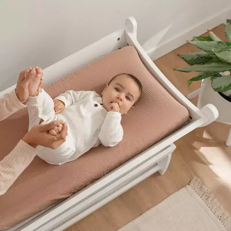 Fasciatoio Comfy Cubs – Robusta struttura in legno, look intramontabile con due ripiani aperti per gli accessori essenziali del neonato