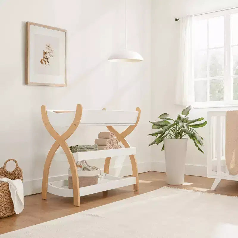 Fasciatoio Comfy Cubs – Robusta struttura in legno, look intramontabile con due ripiani aperti per gli accessori essenziali del neonato