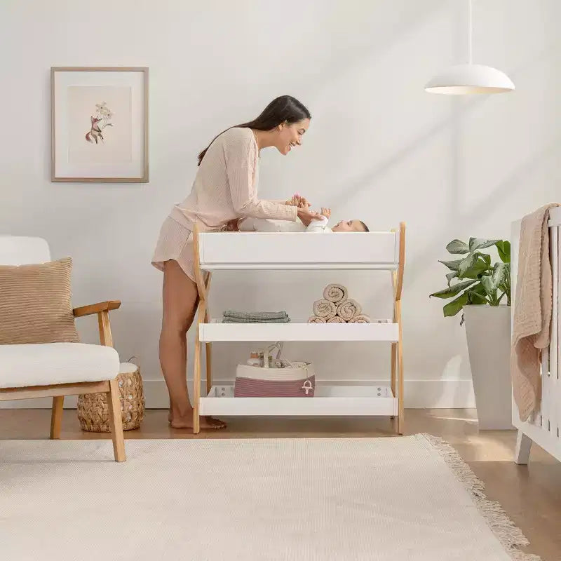 Fasciatoio Comfy Cubs – Robusta struttura in legno, look intramontabile con due ripiani aperti per gli accessori essenziali del neonato