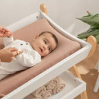 Fasciatoio Comfy Cubs – Robusta struttura in legno, look intramontabile con due ripiani aperti per gli accessori essenziali del neonato