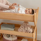 Fasciatoio Comfy Cubs – Robusta struttura in legno, look intramontabile con due ripiani aperti per gli accessori essenziali del neonato