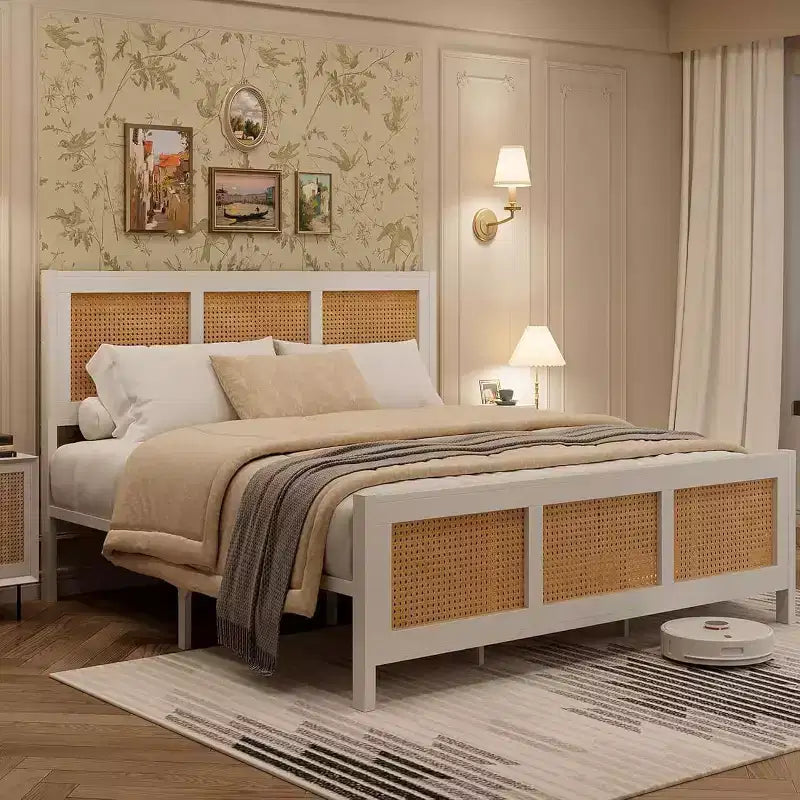 Letto Matrimoniale in Rattan con Testiera, Piattaforma Bianca/Naturale con Doghe in Metallo, Spazio Contenitivo di 14 Pollici, Non Richiede Rete a Molle