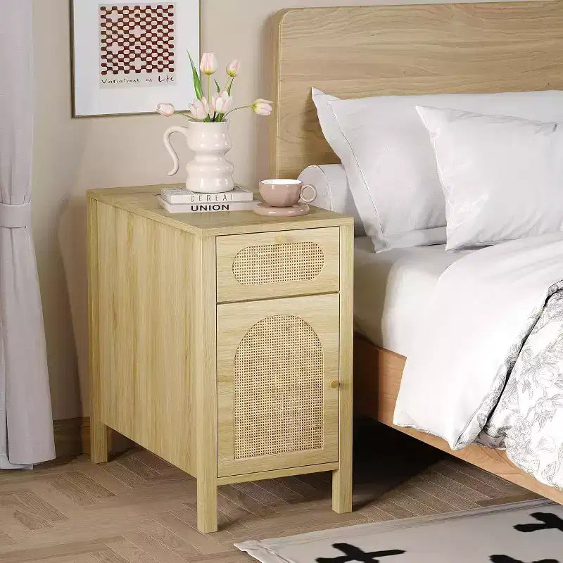 VINGLI Table d'appoint avec station de recharge, table de chevet en rotin avec tiroirs, petite table d'appoint avec armoire pour salon, chambre, couleur chêne