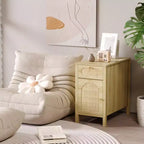 VINGLI Table d'appoint avec station de recharge, table de chevet en rotin avec tiroirs, petite table d'appoint avec armoire pour salon, chambre, couleur chêne