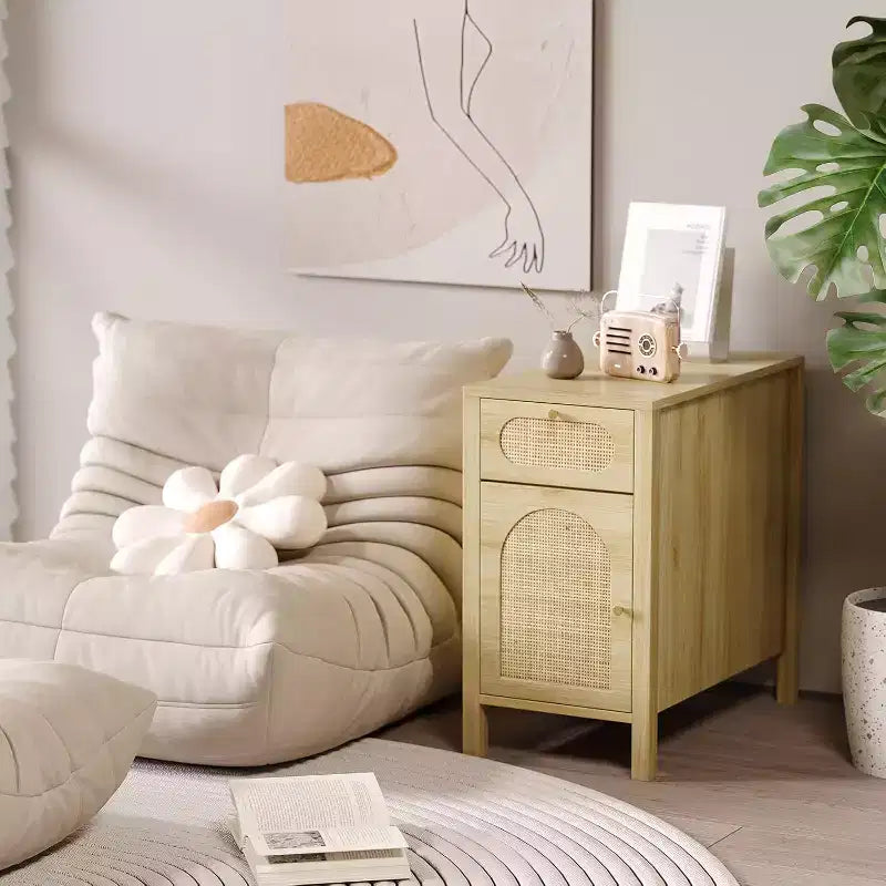VINGLI Table d'appoint avec station de recharge, table de chevet en rotin avec tiroirs, petite table d'appoint avec armoire pour salon, chambre, couleur chêne