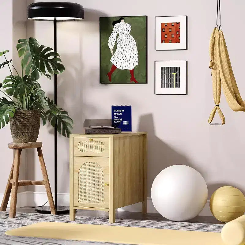 VINGLI Table d'appoint avec station de recharge, table de chevet en rotin avec tiroirs, petite table d'appoint avec armoire pour salon, chambre, couleur chêne