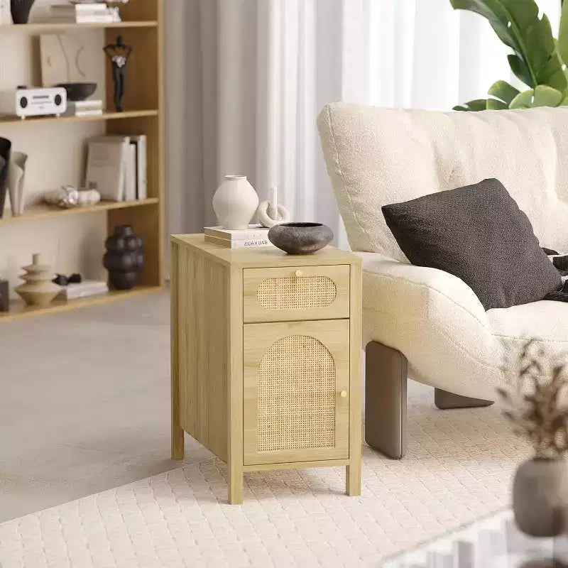 VINGLI Table d'appoint avec station de recharge, table de chevet en rotin avec tiroirs, petite table d'appoint avec armoire pour salon, chambre, couleur chêne