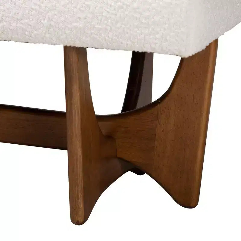 Panca Baxton Studio Theo, in tessuto beige-grigiastro in stile moderno di metà secolo, con finitura noce