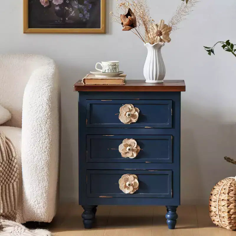 Comodino ModernLuxe con 3 cassetti e pomelli floreali, tavolino laterale da letto o da divano in stile rustico vintage