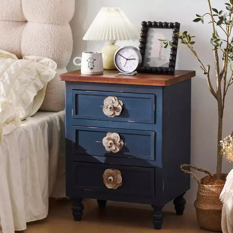 Comodino ModernLuxe con 3 cassetti e pomelli floreali, tavolino laterale da letto o da divano in stile rustico vintage
