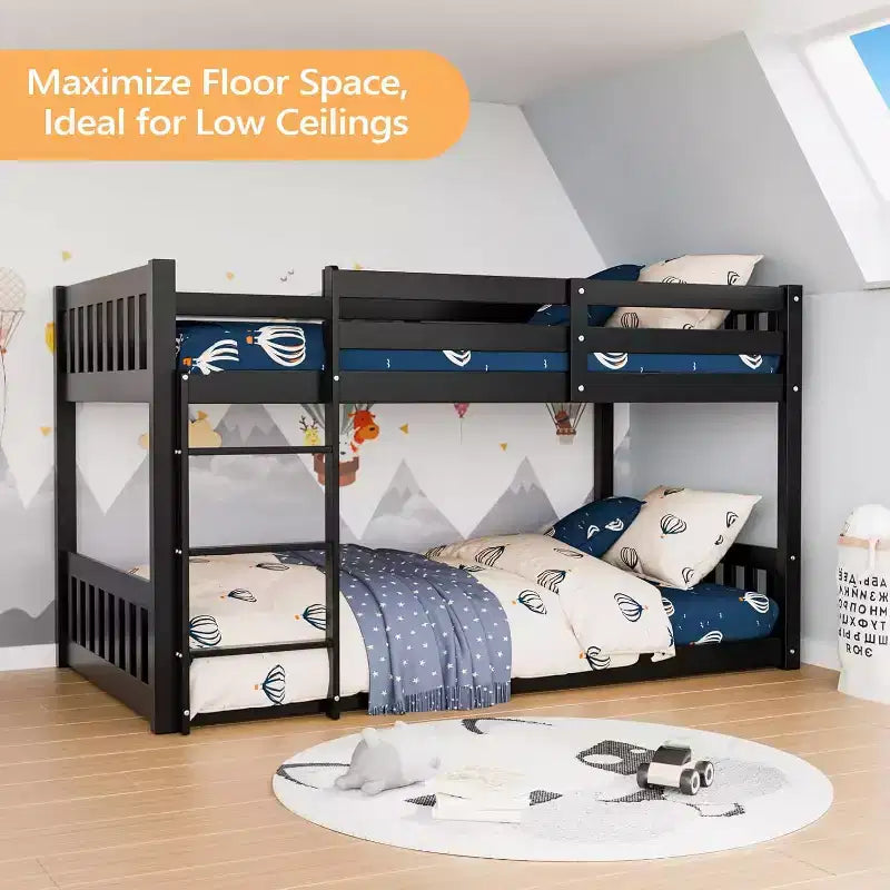 JOYMOR Letto a castello basso in legno massello per bambini/ragazzi, struttura letto a castello con spondine e scaletta per bambini e bambine, nessuna molla necessaria (nero)