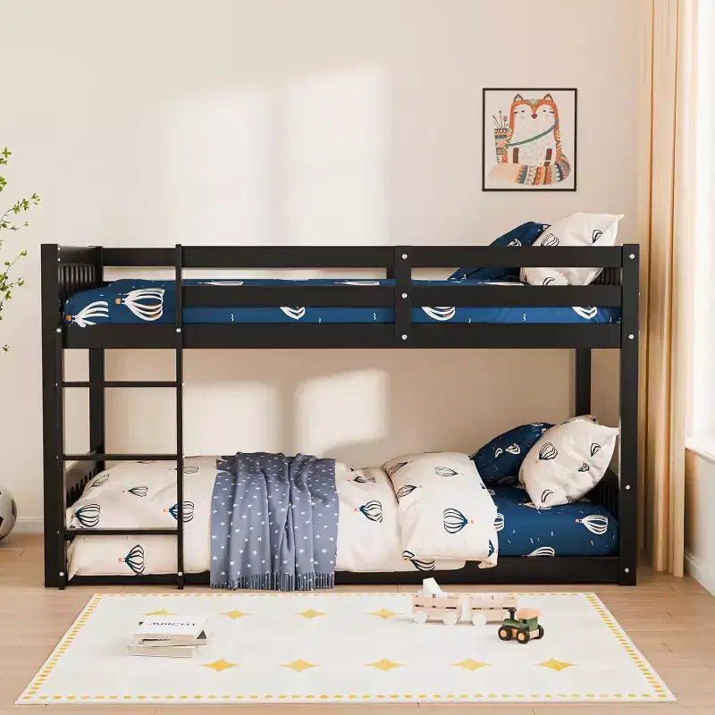 JOYMOR Letto a castello basso in legno massello per bambini/ragazzi, struttura letto a castello con spondine e scaletta per bambini e bambine, nessuna molla necessaria (nero)
