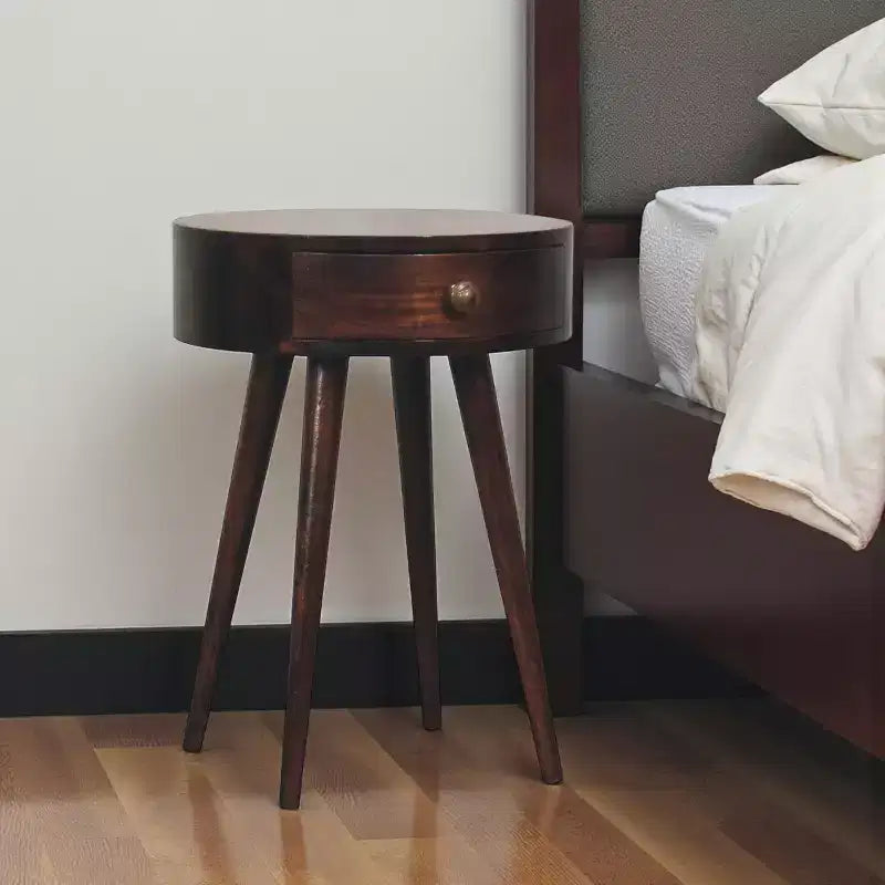 HomeRoots Table de chevet ronde à un tiroir en bois massif de noyer de 22 po