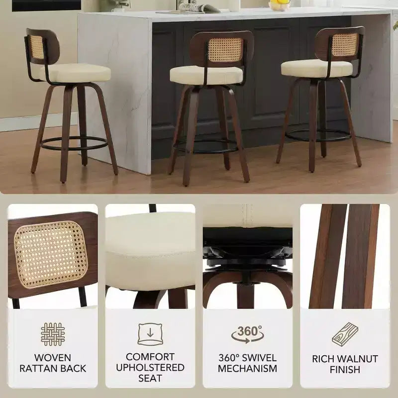 Set di 3 sgabelli da bar girevoli ad altezza bancone Homy Casa, schienale in rattan con seduta imbottita, gambe in legno di noce, altezza seduta 65 cm