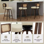 Set di 3 sgabelli da bar girevoli ad altezza bancone Homy Casa, schienale in rattan con seduta imbottita, gambe in legno di noce, altezza seduta 65 cm