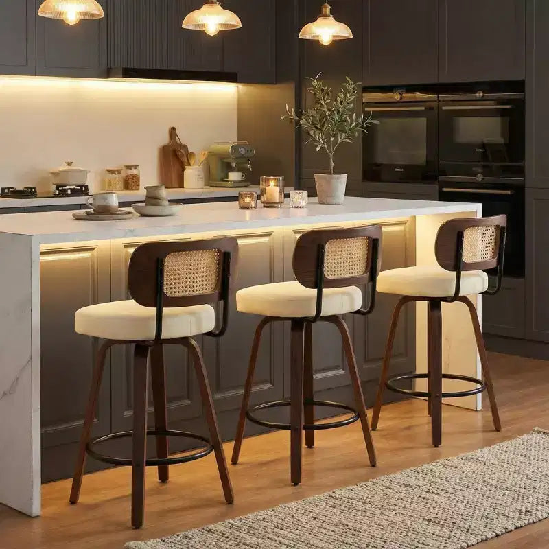 Set di 3 sgabelli da bar girevoli ad altezza bancone Homy Casa, schienale in rattan con seduta imbottita, gambe in legno di noce, altezza seduta 65 cm