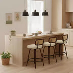 Set di 3 sgabelli da bar girevoli ad altezza bancone Homy Casa, schienale in rattan con seduta imbottita, gambe in legno di noce, altezza seduta 65 cm