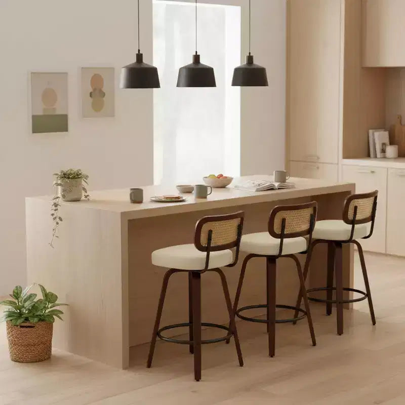 Set di 3 sgabelli da bar girevoli ad altezza bancone Homy Casa, schienale in rattan con seduta imbottita, gambe in legno di noce, altezza seduta 65 cm