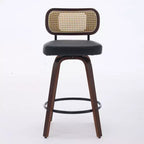 Set di 3 sgabelli da bar girevoli ad altezza bancone Homy Casa, schienale in rattan con seduta imbottita, gambe in legno di noce, altezza seduta 65 cm