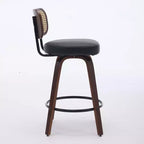 Set di 3 sgabelli da bar girevoli ad altezza bancone Homy Casa, schienale in rattan con seduta imbottita, gambe in legno di noce, altezza seduta 65 cm