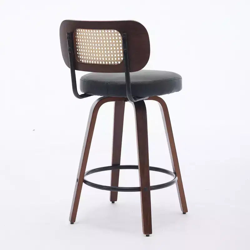 Set di 3 sgabelli da bar girevoli ad altezza bancone Homy Casa, schienale in rattan con seduta imbottita, gambe in legno di noce, altezza seduta 65 cm
