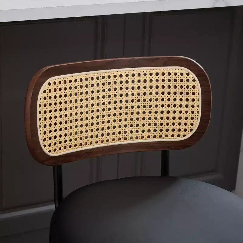 Set di 3 sgabelli da bar girevoli ad altezza bancone Homy Casa, schienale in rattan con seduta imbottita, gambe in legno di noce, altezza seduta 65 cm