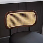 Set di 3 sgabelli da bar girevoli ad altezza bancone Homy Casa, schienale in rattan con seduta imbottita, gambe in legno di noce, altezza seduta 65 cm
