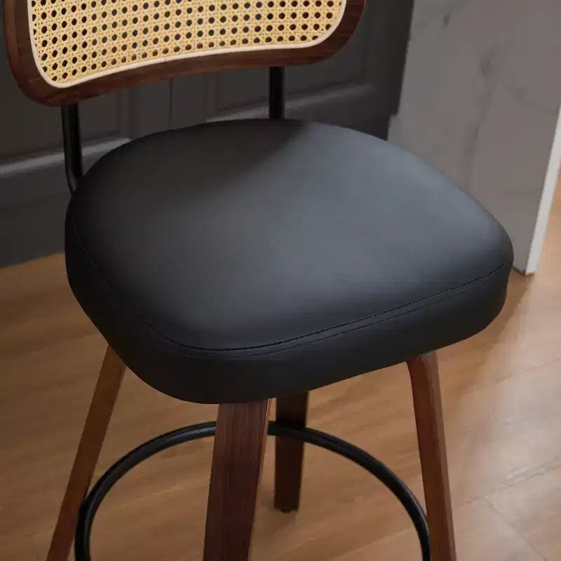 Set di 3 sgabelli da bar girevoli ad altezza bancone Homy Casa, schienale in rattan con seduta imbottita, gambe in legno di noce, altezza seduta 65 cm