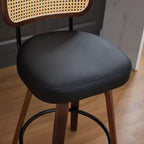 Set di 3 sgabelli da bar girevoli ad altezza bancone Homy Casa, schienale in rattan con seduta imbottita, gambe in legno di noce, altezza seduta 65 cm
