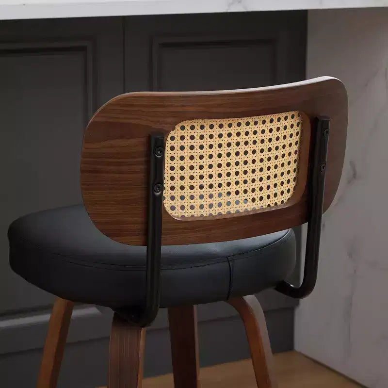 Set di 3 sgabelli da bar girevoli ad altezza bancone Homy Casa, schienale in rattan con seduta imbottita, gambe in legno di noce, altezza seduta 65 cm