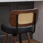 Set di 3 sgabelli da bar girevoli ad altezza bancone Homy Casa, schienale in rattan con seduta imbottita, gambe in legno di noce, altezza seduta 65 cm