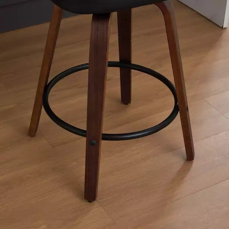 Set di 3 sgabelli da bar girevoli ad altezza bancone Homy Casa, schienale in rattan con seduta imbottita, gambe in legno di noce, altezza seduta 65 cm