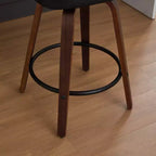 Set di 3 sgabelli da bar girevoli ad altezza bancone Homy Casa, schienale in rattan con seduta imbottita, gambe in legno di noce, altezza seduta 65 cm