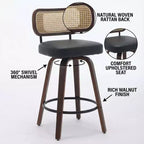 Set di 3 sgabelli da bar girevoli ad altezza bancone Homy Casa, schienale in rattan con seduta imbottita, gambe in legno di noce, altezza seduta 65 cm